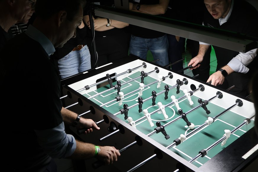 Spielszene am Kickertisch beim Frankfurter Anwalts-Kickerturnier